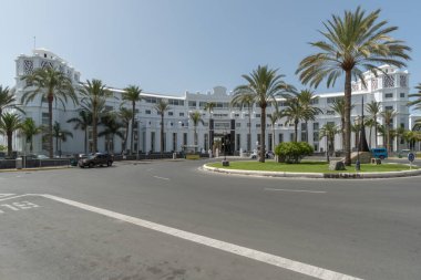 Palmiye ağaçları olan modern beyaz bina, Maspalomalar, Gran Canarias adası