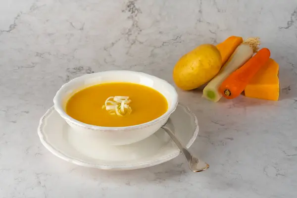 Taze malzemeli balkabağı kreması kasesi..