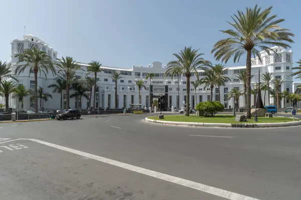 Palmiye ağaçları olan modern beyaz bina, Maspalomalar, Gran Canarias adası
