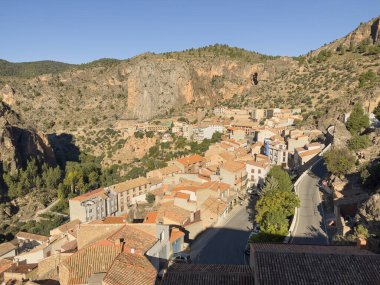Ayna, Albacete ili Sierra del Segura bölgesinde, terracotta fayansları ve kayalık arazisi olan pitoresk bir dağ köyüdür.