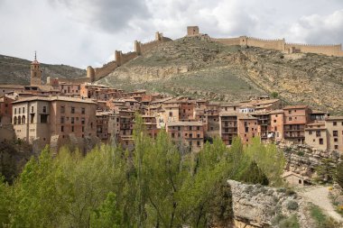 Albarakin, taştan duvarları ve kır evleri olan ortaçağ köyü.