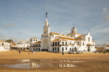 Tarihi beyaz Rocio Bakiresi. Açık kumlu bir plazada süslü kuleleri olan bir kilise.