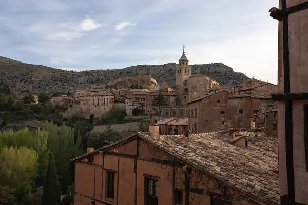 Ortaçağ Albarakin köyünün gün batımı manzarası. Çan kulesi ve dağlık arazideki kale.
