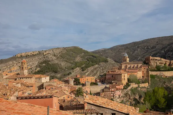 Dağ vadisindeki kiliseleri, kale duvarları ve terasotta çatıları olan tarihi tepe kasabasında.