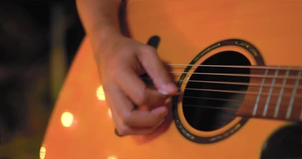 Zbliżenie Mężczyzna Gitarzysta Gra Gitarze Akustycznej Zewnątrz Partii Przyjacielem Nocy — Wideo stockowe