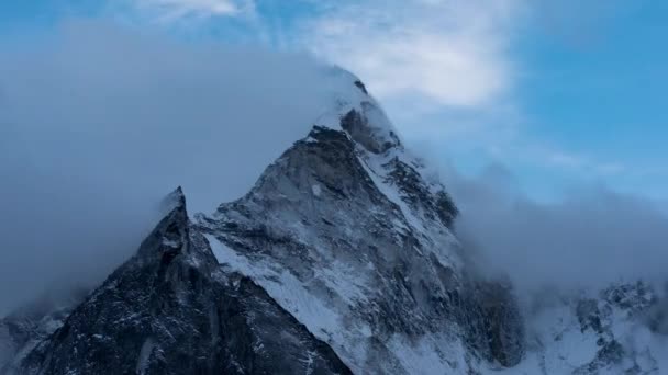4K在威严的喜玛拉雅山峰上飘扬的电影雾 在一个多雾的日子里 山上的空中录像 晨曦云飘浮在美丽的喜玛拉雅上空 — 图库视频影像