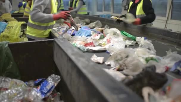 Werknemers Sorteren Afval Transportband Recyclingbedrijf Voor Hergebruik Handen Dicht — Stockvideo