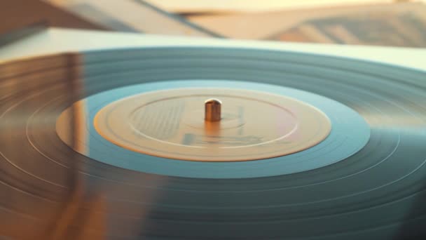 Retro Style Spinning Record Vinyl Player Cerca Fonógrafo Vintage Giratorio — Vídeos de Stock