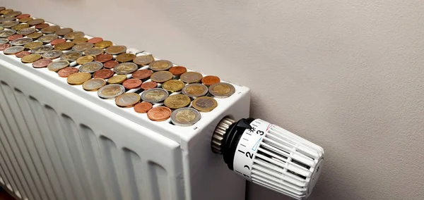 Concepto Calefacción Costosa Hay Montón Monedas Euro Radiador Calefacción — Foto de Stock
