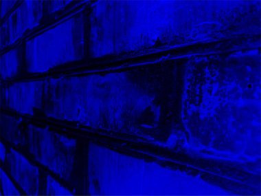 Vektör mavi grunge arkaplan, eski bir tuğla duvarın gradyan lacivert dokusu. UHD 4K duvar kağıdı. Ekran, masaüstü, web sitesi tasarımı, kaplama, şablon, pankart, biçimlendirme ve yalan makinesi için