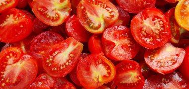 Kesilmiş domateslerin canlı yakın çekimi. Taze, organik, sulu ve iştah açıcı. Olgun, ağız sulandıran sebzelerin büyüleyici çizimi