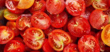 Canlı renkler, sulandırıcılık ve iştah açıcı cazibeyle dolup taşan taze, organik domateslerin büyüleyici yakın çekimi. Domateslerin doğal güzelliğinin ve lezzetinin görsel bir kutlaması.