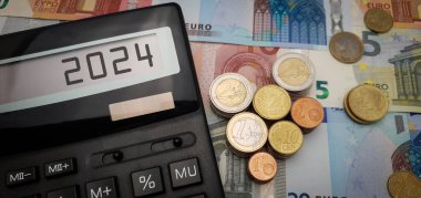 Orijinal illüstrasyon Avrupa 'nın 2024 enerji ve mali krizini resmediyor. Enerji, gıda ve malların artan maliyetleri. Avro banknotlarının zeminine karşı avro paralarıyla hesap makinesi