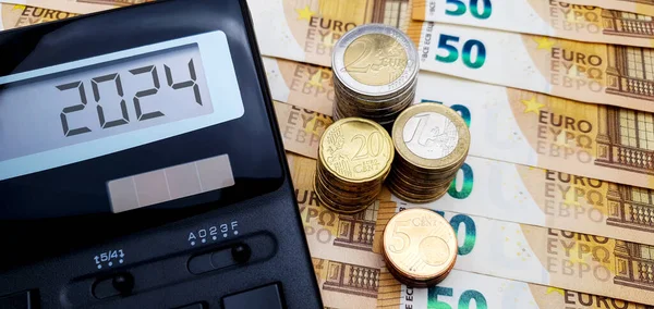 2024年のヨーロッパにおけるエネルギーと金融危機 エネルギー 食糧および商品の増加するコスト 50ユーロの紙幣の背景にある計算機と多くのユーロ硬貨 — ストック写真
