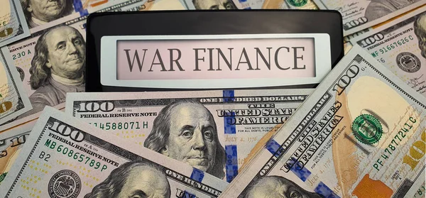 Χρηματοδότηση Πολέμου Μια Αριθμομηχανή Που Περιβάλλεται Από Χαρτονομίσματα Των 100 — Φωτογραφία Αρχείου