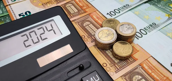 Diminuzione Del Reddito Dello Stipendio Nel 2024 Calcolatrice Banconote Monete — Foto Stock