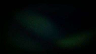 Yeşil ve siyah renklerin koyu bir karışımından oluşan 4K soyut bir arka plan. Kumlu dokusu ve pürüzsüz eğimleri gizemli ve rahatlatıcı bir estetik yaratıyor. Duvar kağıtları ve afişler için ideal.