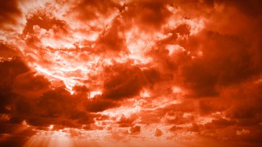 Parlak turuncu renkli bulutların oluşturduğu canlı bir doğal arka plan sıcak ve enerjik bir atmosfer yaratıyor. 4K duvar kağıtları, afişler ve cesur arkaplanlar için ideal