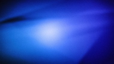 Yumuşak taneli dokusu, 4K duvar kağıtları, pankartlar ve modern tasarımlar için ideal olan canlı mavi ve beyaz renklere sahip soyut gradyan arkaplan