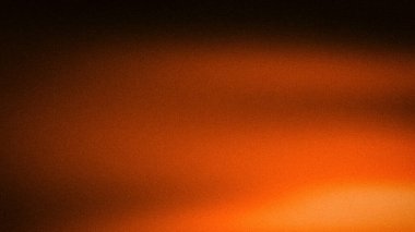 Rengi turuncu, kehribar ve siyah karışımlı koyu renkli soyut 4K gradyan. Duvar kağıtları, pankartlar ve modern tasarımlar için mükemmel.