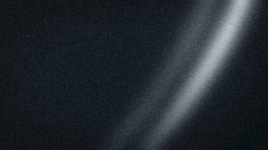 Yumuşak, bulanık, parlak gri ve beyaz bir ışık çizgisi olan güzel, soyut bir arkaplan. Kumlu bir doku, 4K tasarımları için ideal