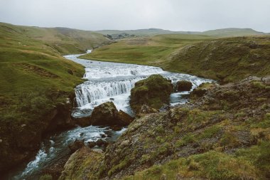 İzlanda 'daki Şelale Manzarası - Skogafoss Şelalesi Seyahat Hedefi