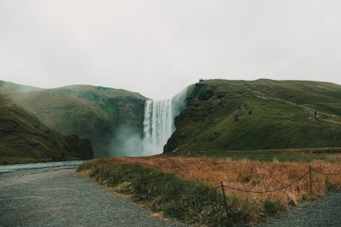 İzlanda 'daki Şelale Manzarası - Skogafoss Şelalesi Seyahat Hedefi
