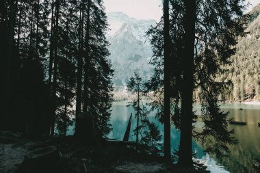Iago di Braies Gölü İtalya manzaralı göl karla kaplı dağlar ormandaki göl kenarındaki ağaçlar