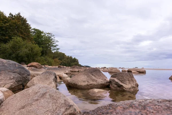 各种岩石和绿树的海景 — 图库照片