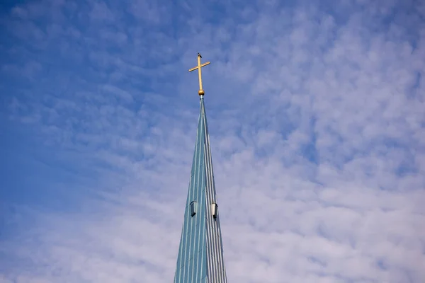 Cielo Azul Con Pequeñas Nubes Blancas Claras Cruz Iglesia Oro — Foto de Stock