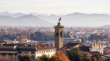Bergamo 'nun eski kasabası tepede mavi gökyüzü ve arka planda dağlar.