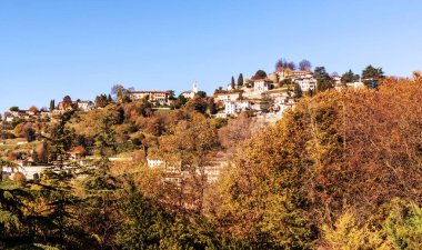 Bergamo, mavi gökyüzü olan bir tepenin üzerindeki eski bir kasaba.
