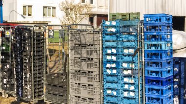 Gıda mavi ve gri kutular ve arka planda evler