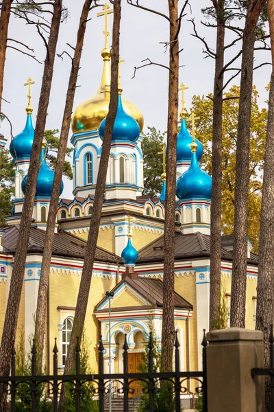 Une Église Brique Jaune Avec Des Dômes Dorés Bleus Est — Photo