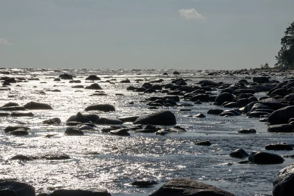 Praia Mar Rochoso Escuro Com Céu Escuro Reflexo Pôr Sol — Fotografia de Stock