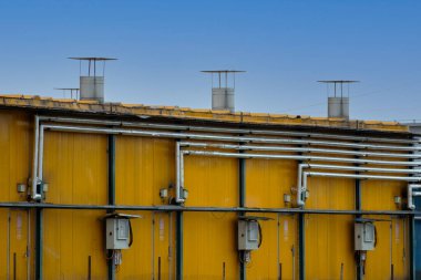 Üzerinde borular olan sanayi binası.