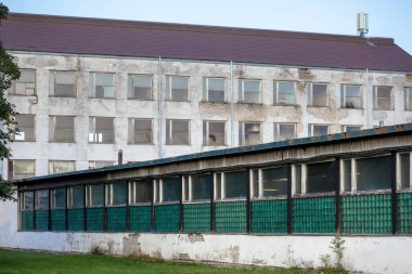 Cam pencereli beyaz ve yeşil bina ön cephesi