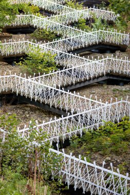 Beyaz metal işaretler aşağı sarmal
