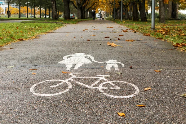 Perspektif görünümlü gri asfalt üzerinde yaya ve bisiklet yolu işareti