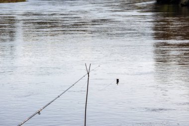 Çubuk ucu zili ile nehir suyu arka planında