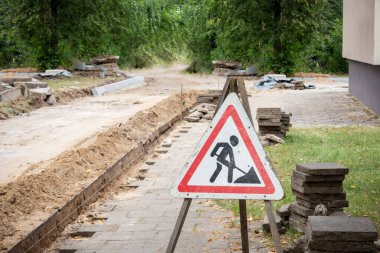 Yol onarım çalışması. Üzerinde uyarı işareti var.
