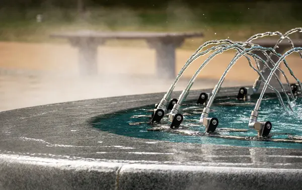 Su püskürten bir çeşmenin metal detaylarının mekanizması.