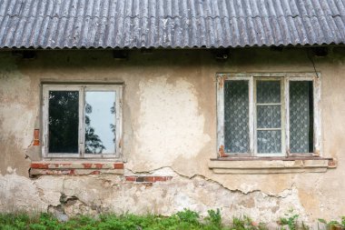 Kesilen çimlerin üzerinde sarı çim biçme makinesi