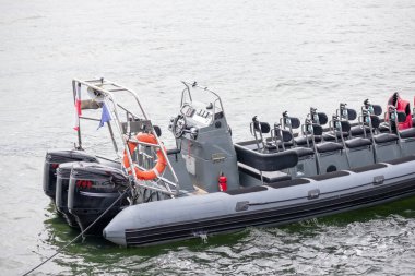 Suda üç motoru olan bir cankurtaran botu.