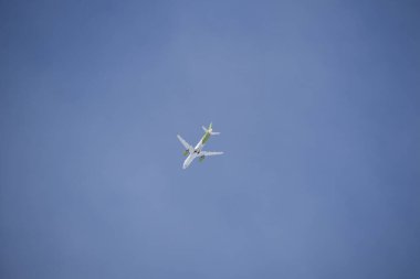 Mavi gökyüzünde siluet arması