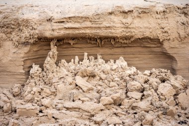 Baltık Denizi kıyısındaki kumulları küçük kumdan kaleler şeklinde yıkadı.