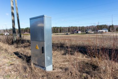 Alan arka planında metal elektrik dağıtım kutusu