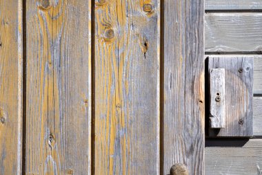 Kapıyı kapatmak için ahşap saplı ahşap bir duvar.