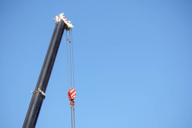 Mavi gökyüzü arka planında kancası olan bir vinç.