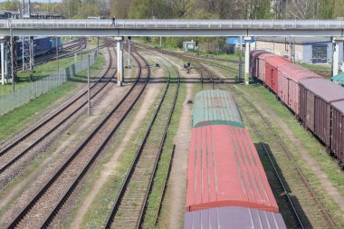  Tren rayların üzerinde virajı dönüyor.